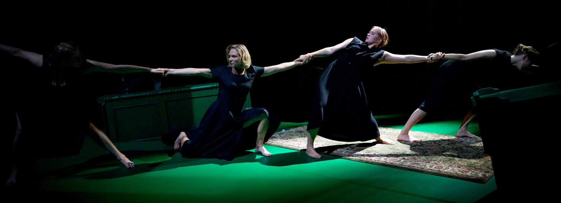 Naised ajatult&nbsp;mustas