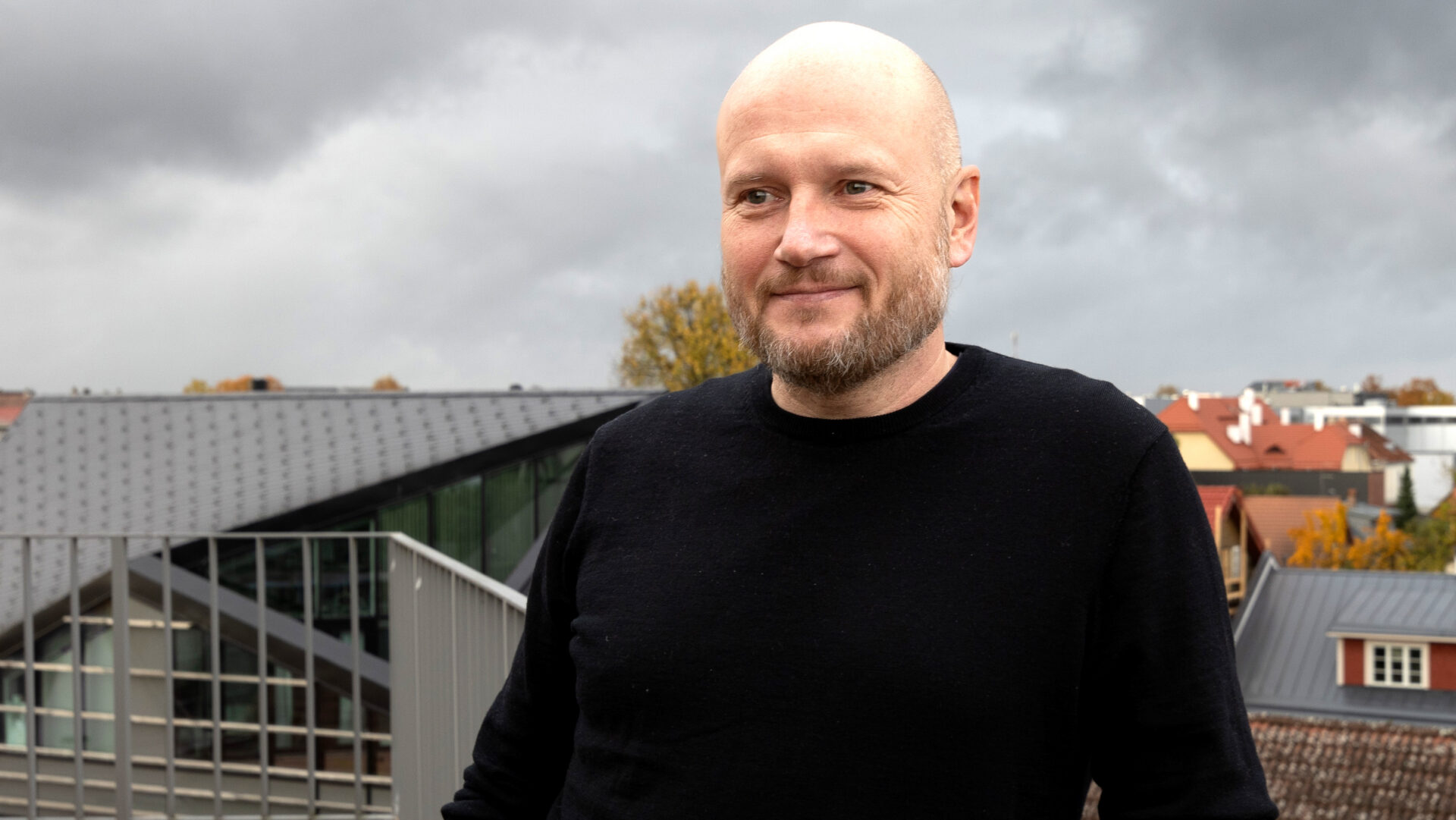 V&otilde;rd&otilde;igusvolinik: l&otilde;pututes kriisides kasvanud noored v&otilde;ivad tunda, et nende ebakindluses on s&uuml;&uuml;di nn teistsugused inimesed